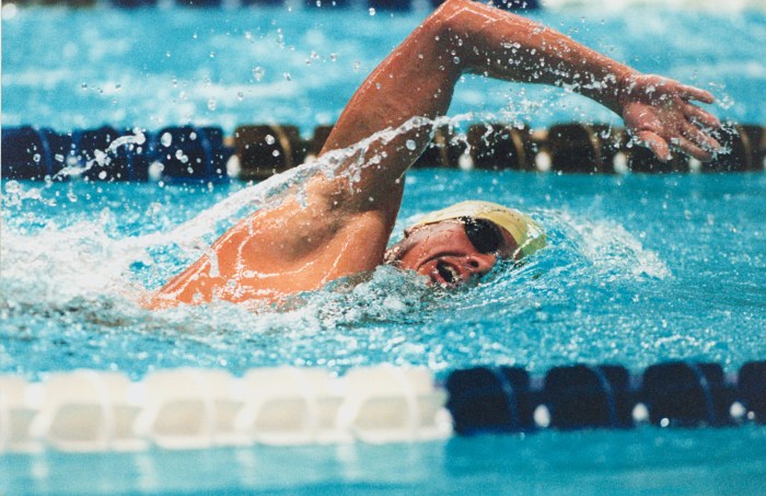 Voy a nadar en la piscina necesito